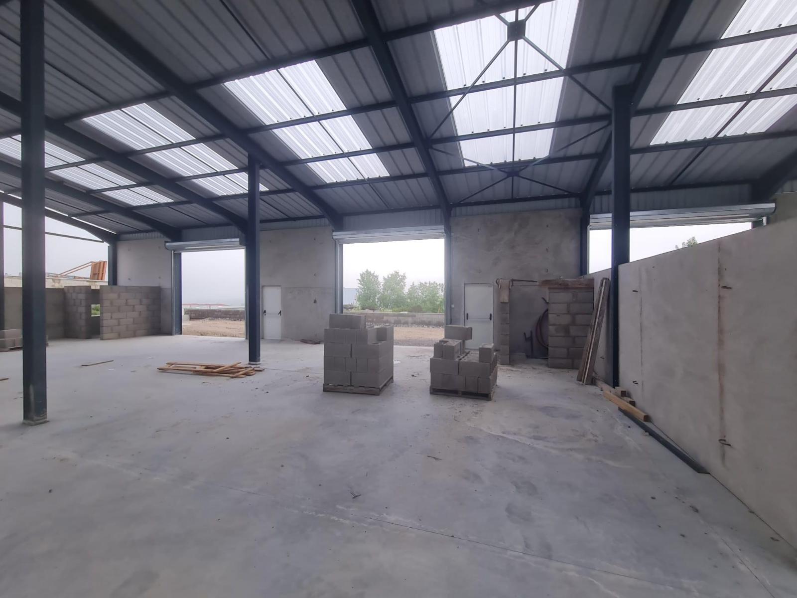 Locaux professionnels en Location à Chazelles-sur-lyon